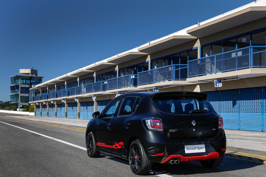  Renault Sandero R.S. 2.0 Racing Spirit 2017 года  (фото 14 из 30)